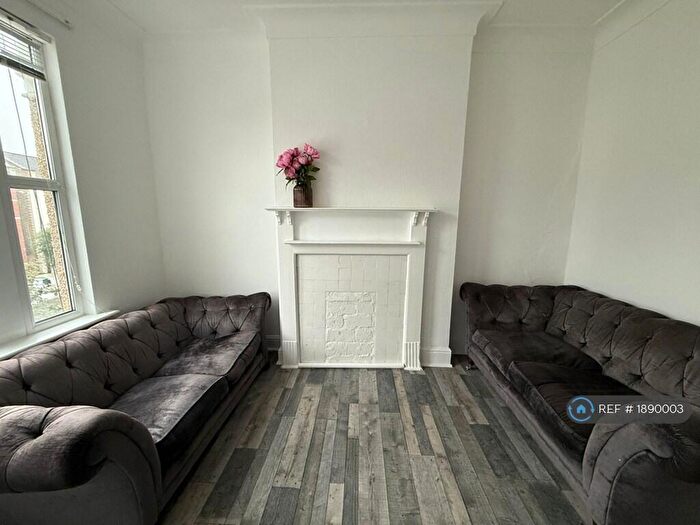 2 Bedroom Flat To Rent In Raleigh Road, London, N8