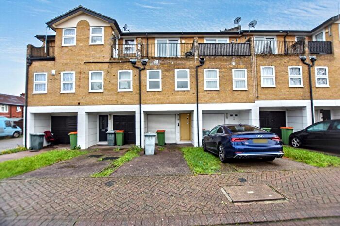 1 Bedroom Terraced House For Sale In Daisy Road, Canning Town, London, E16