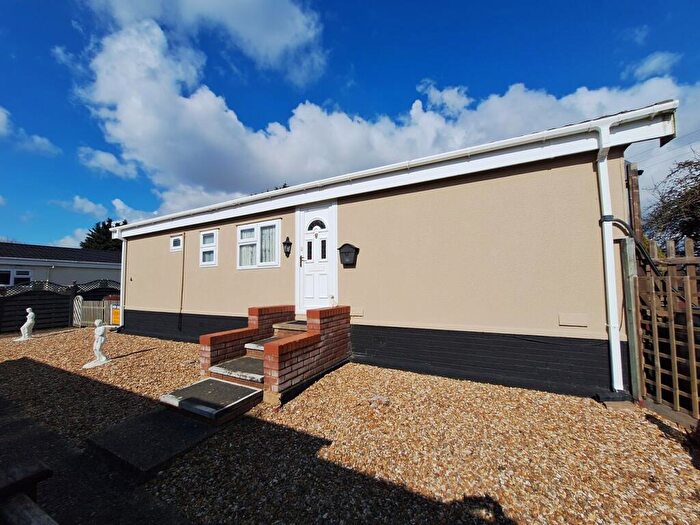 1 Bedroom Park Home For Sale In Manor Court, Stratton Park, Biggleswade, SG18