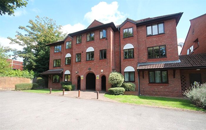 1 Bedroom Flat To Rent In Burleigh Court, Leatherhead, KT22