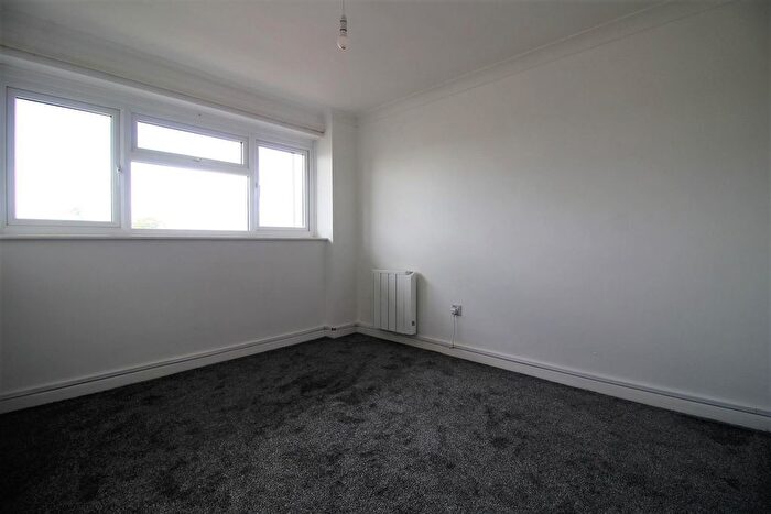 2 Bedroom Flat To Rent In Anne's Court, Sea Front, Hayling Island, PO11