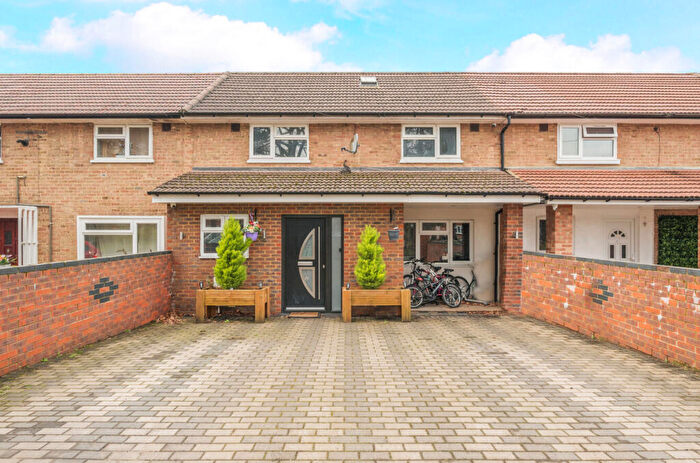 4 Bedroom Terraced House For Sale In Balmoral Drive, Woking, Surrey, GU22