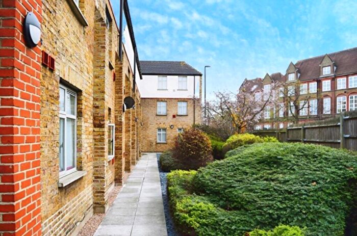 Apartment To Rent In Bell Green, London, SE26