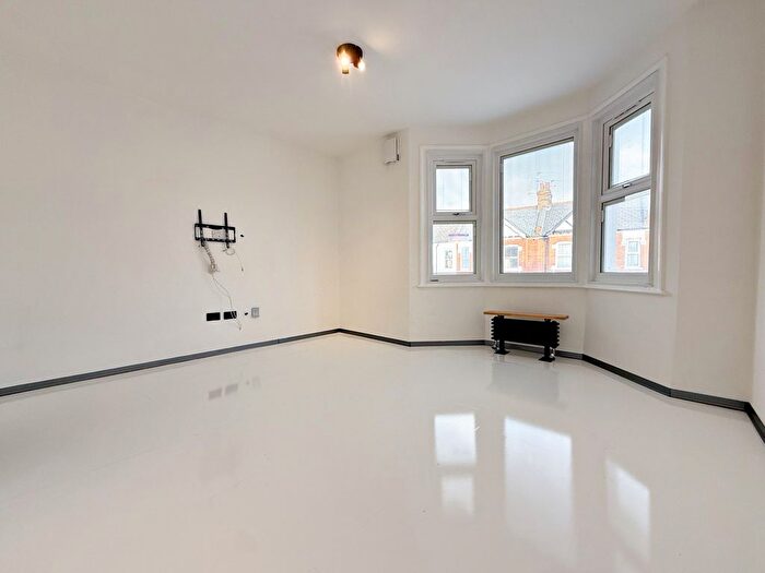 1 Bedroom Maisonette To Rent In Seaford Road, Ealing, W13