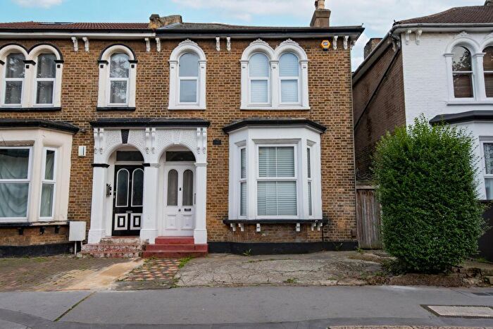 4 Bedroom Semi-Detached House For Sale In Oakfield Road, Croydon, CR0