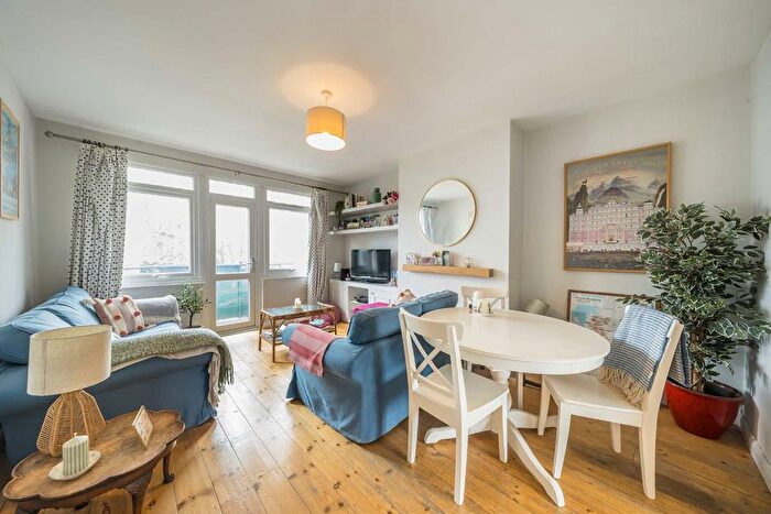 3 Bedroom Flat For Sale In Upper Tooting Park, Balham, SW17