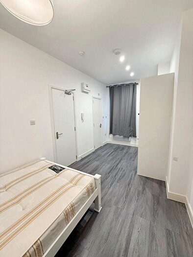 Studio To Rent In Camberwell Road, London, SE5
