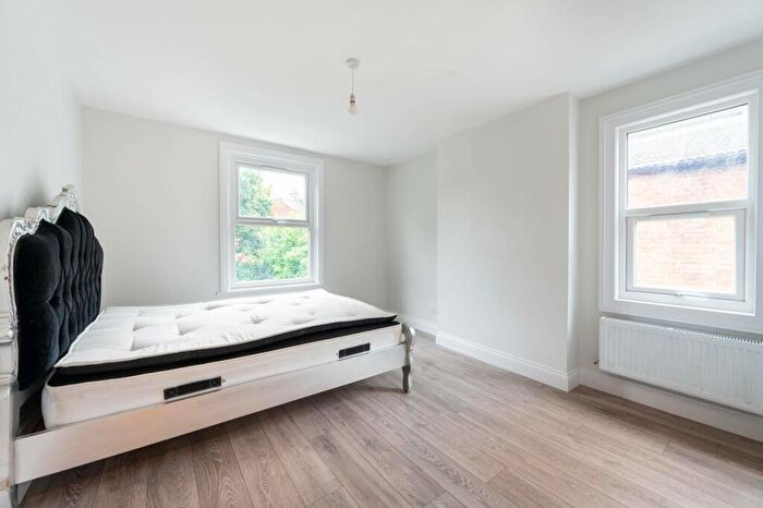 3 Bedroom Flat To Rent In Larch Road, Cricklewood, London, NW2