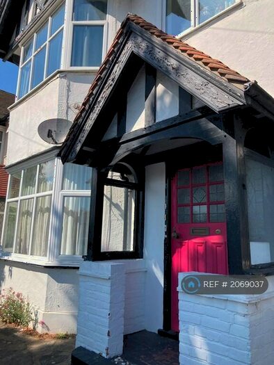 1 Bedroom Flat To Rent In Thorpe Bay, Southend-On-Sea, SS1