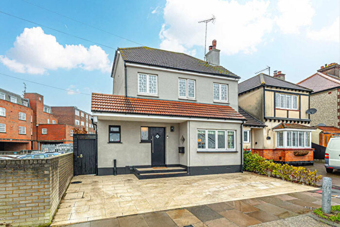 4 Bedroom Detached House For Sale In Gordon Road, Leigh-on-sea, SS9
