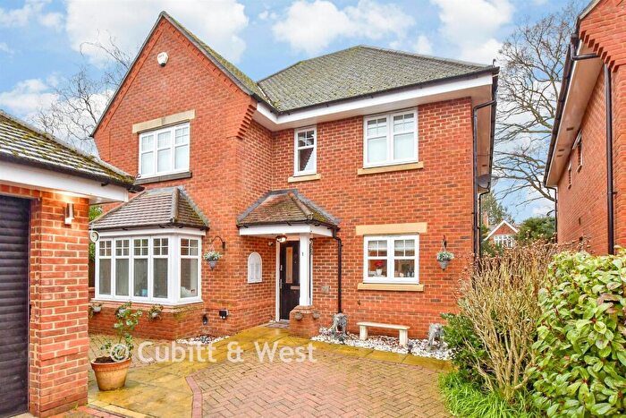 6 Bedroom Detached House For Sale In Hamilton Close, Horley, Surrey, RH6