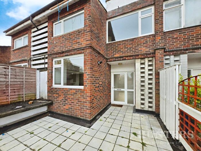 2 Bedroom Maisonette To Rent In Beacon Grove, Carshalton, Surrey, SM5