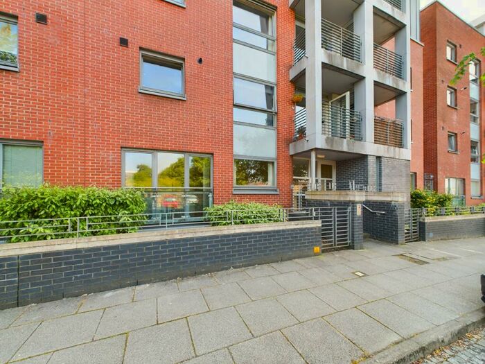 2 Bedroom Flat To Rent In Errol Gardens, Gorbals, G5