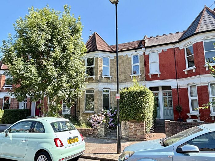 3 Bedroom Flat For Sale In Albert Road, Alexandra Palace, London, N22