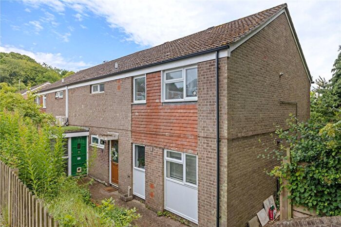 2 Bedroom Flat For Sale In Rackfield, Haslemere, Surrey, GU27