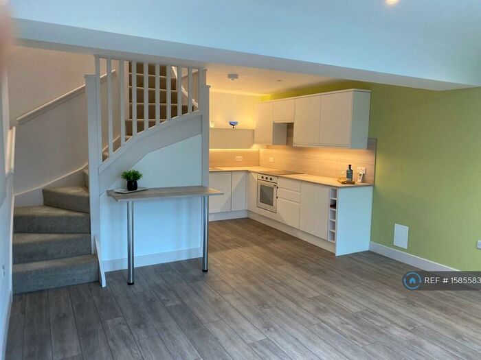 1 Bedroom Flat To Rent In West Road, Reigate, RH2