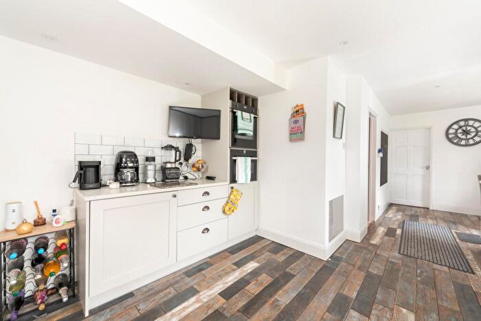 4 Bedroom Detached House For Sale In Manor Farm Close, Stone, Aylesbury, Buckinghamshire, HP17