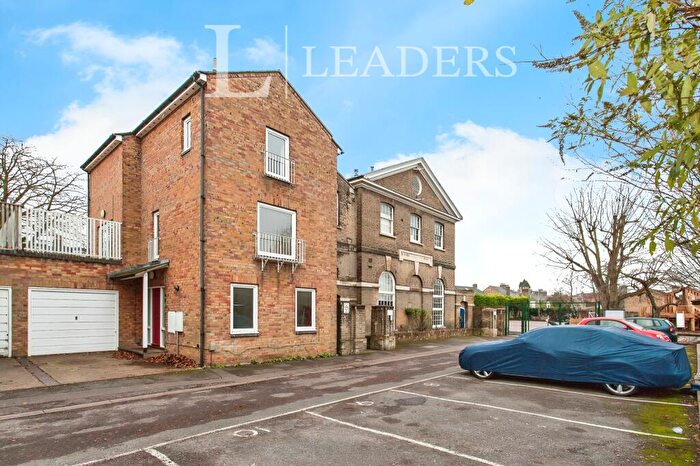 4 Bedroom Semi-Detached House To Rent In Russell Street, Cambridge, CB2