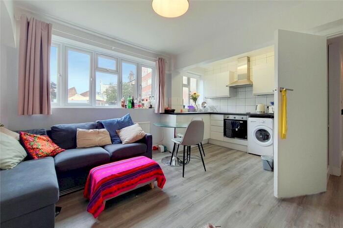 2 Bedroom Flat To Rent In Sandhurst Court, Acre Lane, SW2