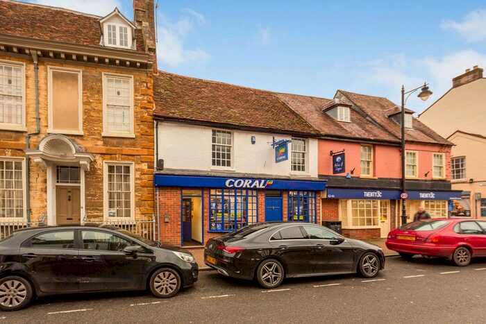 1 Bedroom Flat To Rent In High Street, Stony Stratford, MK11