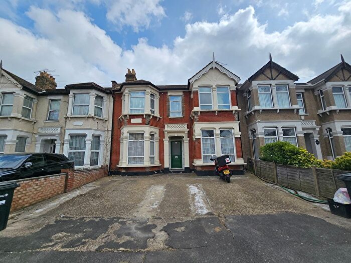 2 Bedroom Flat To Rent In De Vere Gardens, IG1