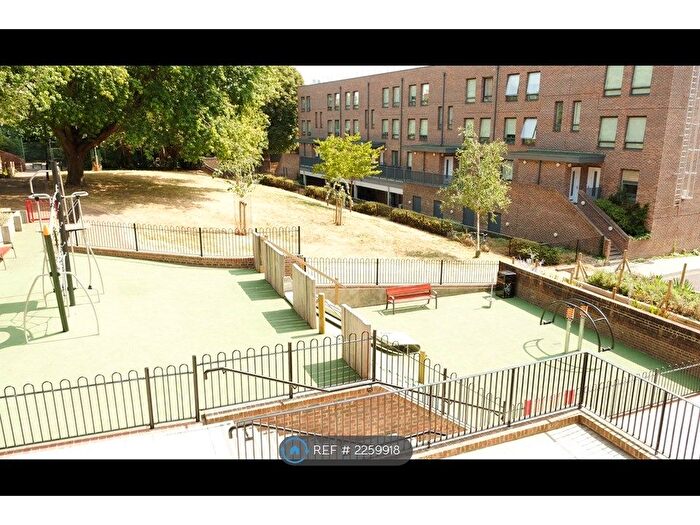 2 Bedroom Flat To Rent In East Dulwich State, London, SE22