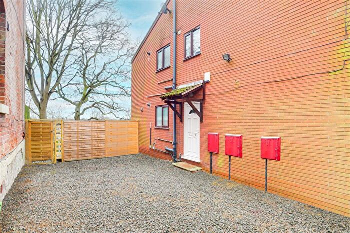 2 Bedroom Maisonette To Rent In Park Road, Lenton, Nottingham, NG7