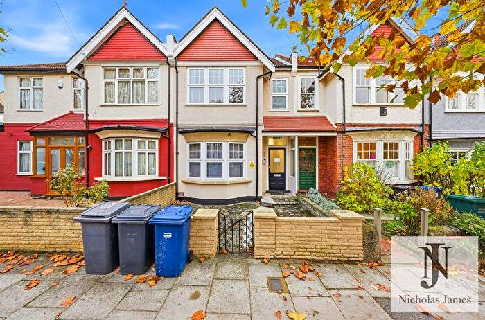 Flat To Rent In St. Johns Avenue, Friern Barnet, London, N11