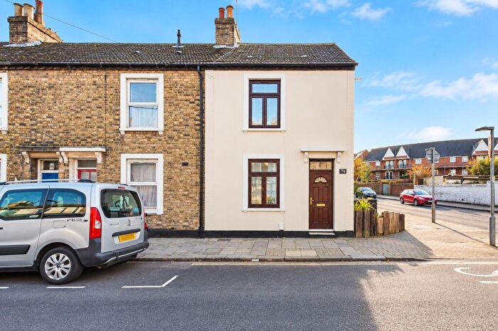 2 Bedroom End Of Terrace House For Sale In Commercial Road, Bedford, MK40