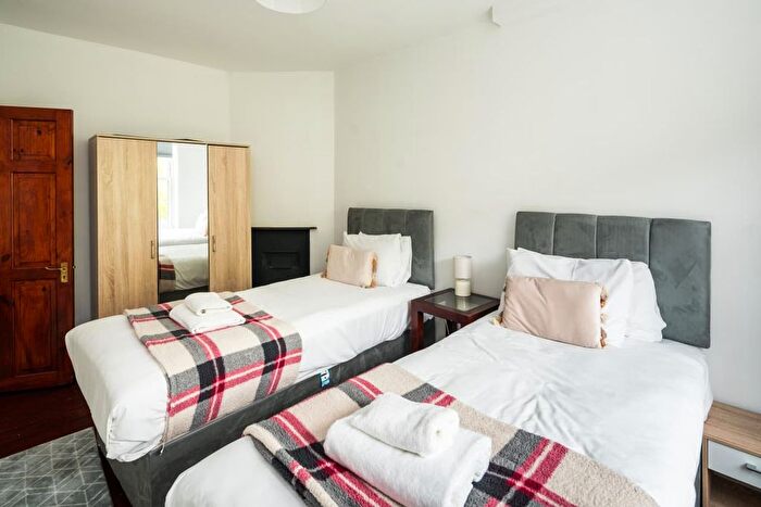 3 Bedroom Flat To Rent In Loughborough Road, London, SW9