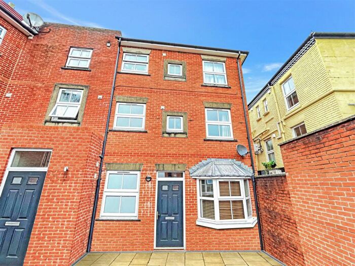 2 Bedroom Flat For Sale In Dews Road, Salisbury, SP2