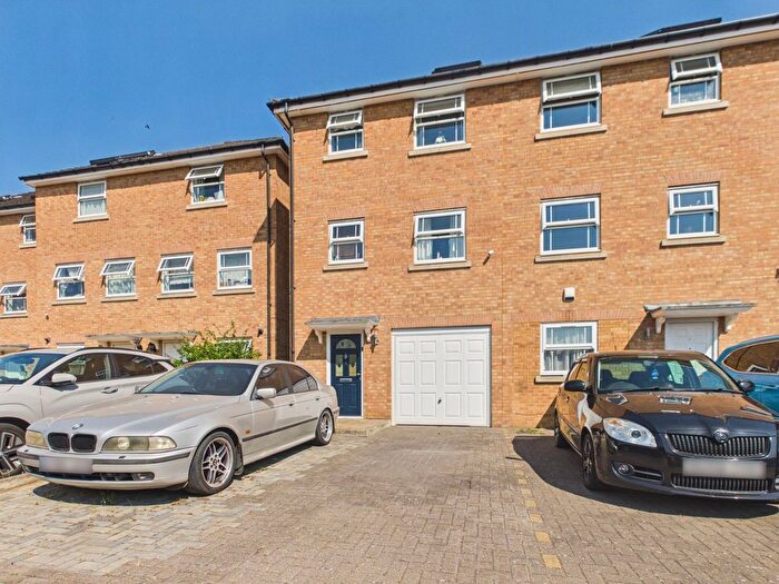 4 Bedroom End Of Terrace House For Sale In Eagle Road, Cippenham, Berkshire, SL1
