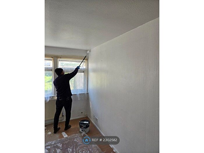 3 Bedroom Semi-Detached House To Rent In Arrow Close, Luton, LU3