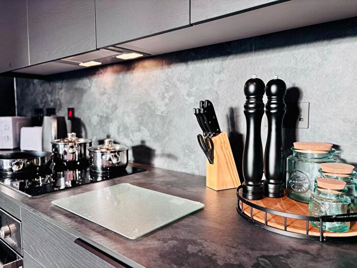 2 Bedroom Flat To Rent In Berkeley Square, - Ordsall Lane, Salford, Manchester, M5