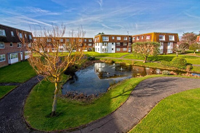 2 Bedroom Flat To Rent In Westlake Gardens, Worthing, BN13