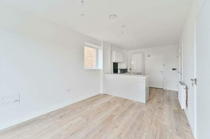 1 Bedroom Flat To Rent In Dock, Vousden Grove, Woolwich, London, SE28