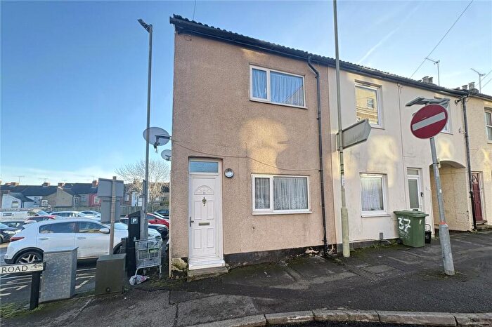 3 Bedroom End Of Terrace House For Sale In Birchett Road, Aldershot, Hampshire, GU11