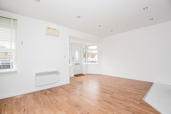 3 Bedroom Flat To Rent In Northumberland Avenue, Reading, RG2