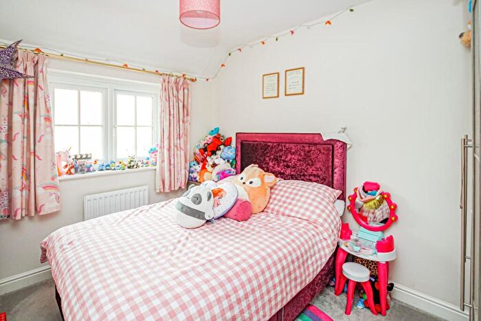 3 Bedroom End Of Terrace House For Sale In Shackleton Grove, Leighton Buzzard, LU7