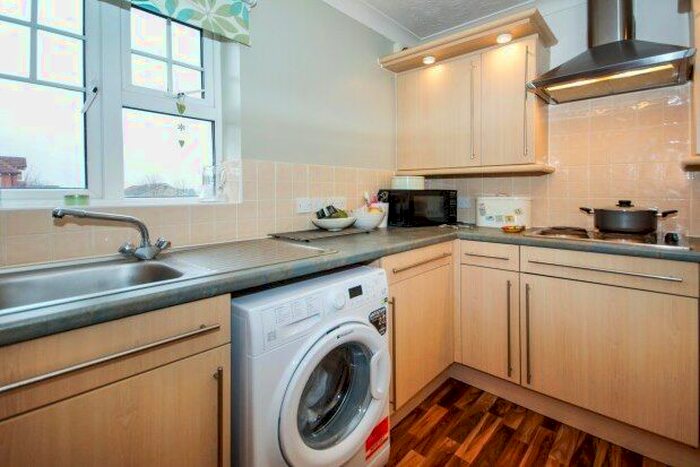 2 Bedroom Flat To Rent In Arthurs Close, Bristol, BS16