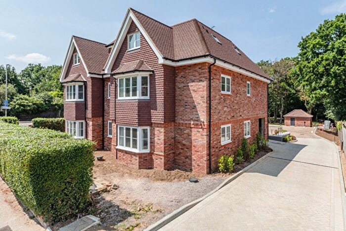 2 Bedroom Flat To Rent In West Byfleet, Surrey, KT14