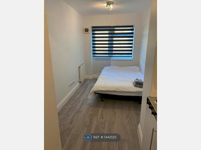 Studio To Rent In Lime Grove, London, W12