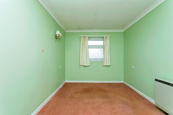 1 Bedroom Flat For Sale In Flintergill Court, Milton Keynes, Buckinghamshire, MK13