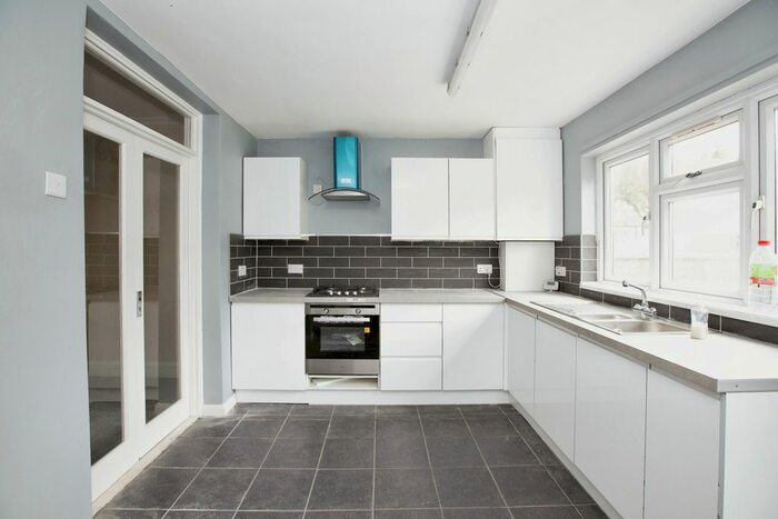 3 Bedroom Flat To Rent In Burwell Road, London, E10