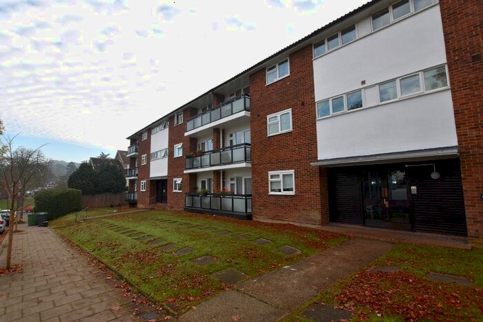 2 Bedroom Flat To Rent In Oaks Avenue, London, SE19