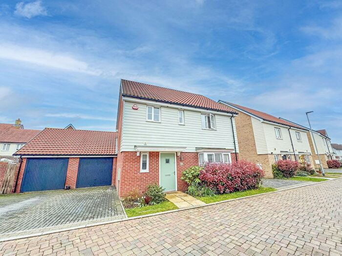 3 Bedroom Detached House For Sale In Alice Gardens, Rochford, SS4