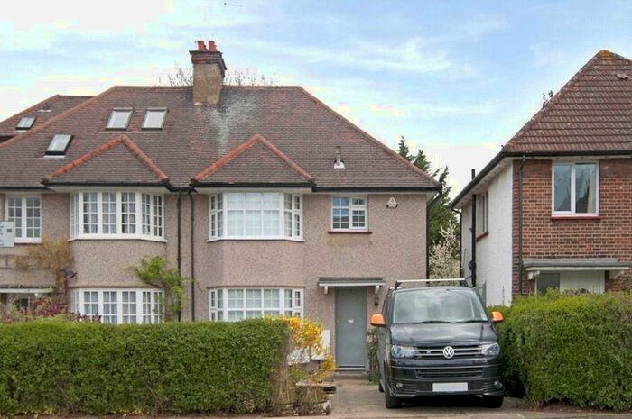 1 Bedroom Apartment To Rent In Greenfield Gardens, Cricklewood, London, NW2