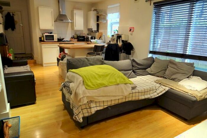 1 Bedroom Flat To Rent In Valley Road, Streatham Common, SW16