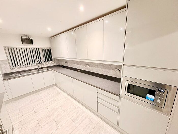 3 Bedroom Detached Bungalow To Rent In Aspley Lane, Nottingham, NG8