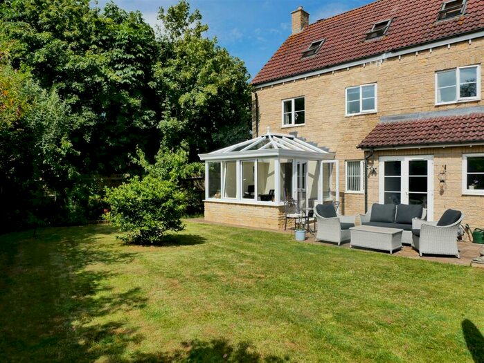 5 Bedroom Detached House For Sale In Stickleback Road, Calne, SN11
